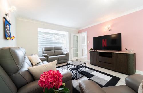Quedgeley Apartment | Gloucester Haven - Luxury Stay - Cotswolds Retreat