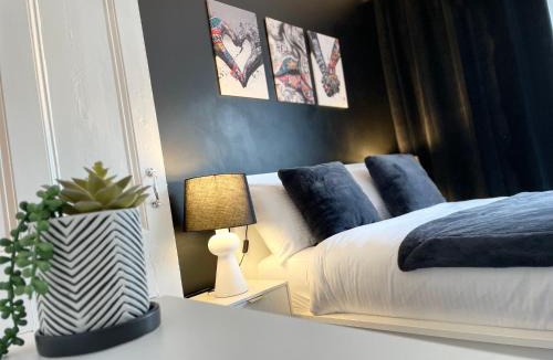 Lampeter Apartment | Glowstay 1