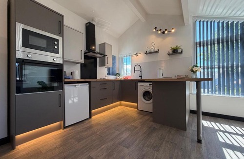 Lampeter Apartment | Glowstay 2