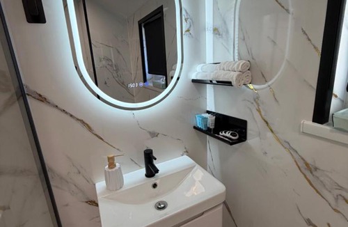 Lampeter Apartment | Glowstay 2