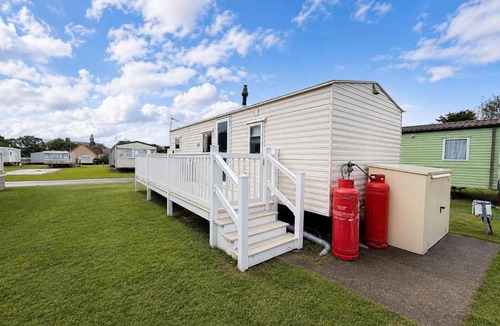 Hopton House | Gorgeous Caravan With Decking In Breydon Water Holiday Park, Ref 10081B