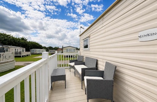 Hopton House | Gorgeous Caravan With Decking In Breydon Water Holiday Park, Ref 10081B