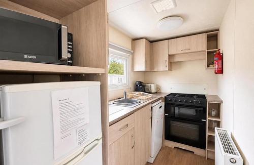 Hopton House | Gorgeous Caravan With Decking In Breydon Water Holiday Park, Ref 10081B
