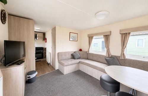 Hopton House | Gorgeous Caravan With Decking In Breydon Water Holiday Park, Ref 10081B