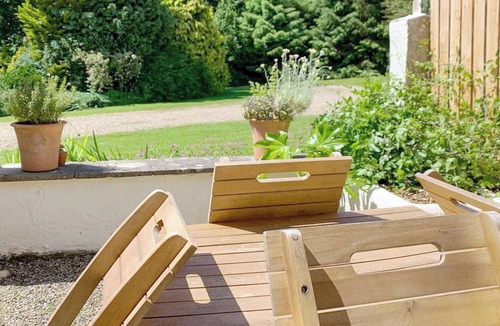 Potter Brompton Cottage | Grain End Cottage is set in large landscaped gardens.