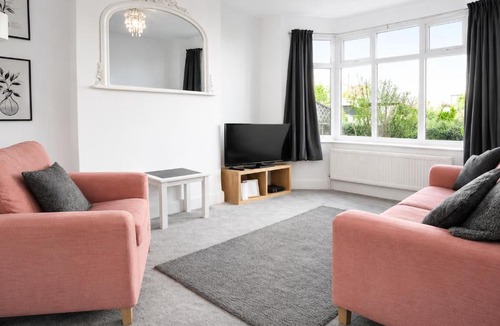Grantham House | Grantham Stays - 3BR Home in Grantham, Sleeps 5, WIFI, Parking