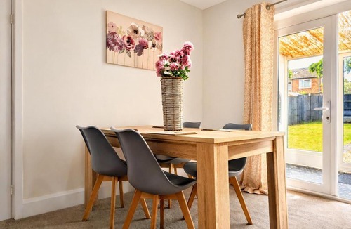 Grantham House | Grantham Stays - 3BR Home in Grantham, Sleeps 5, WIFI, Parking