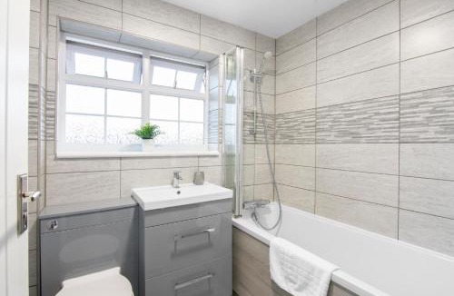 Gravesend Apartment | Gravesend 3 Beds By JADA Homes