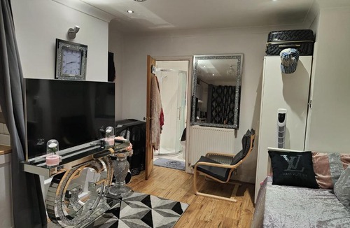 Gravesend House | GRAVESEND - BEAUTIFUL Studio