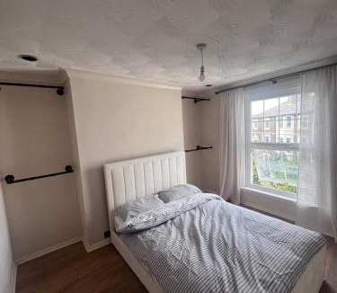 Gravesend House | Gravesend Central - Spacious & Quiet Rooms