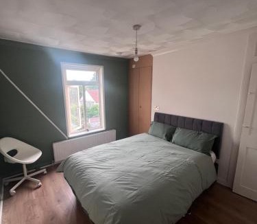 Gravesend House | Gravesend Central - Spacious & Quiet Rooms