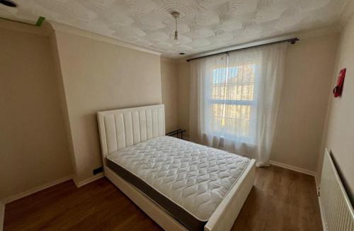 Gravesend House | Gravesend Central - Spacious & Quiet Rooms
