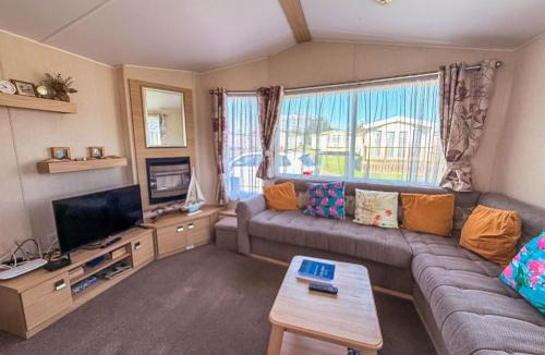 Pakefield House | Great 4 Berth Caravan With Wheelchair Access In Suffolk, Ref 68129Bs