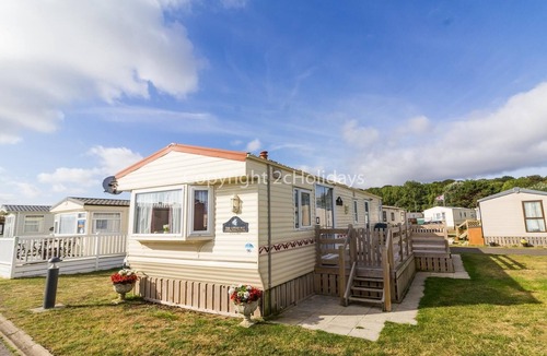 Lowestoft House | Great 6 berth caravan for hire with decking by the beach in Suffolk ref 40096ND