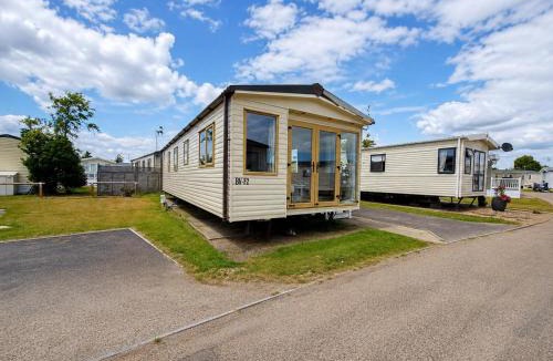 Harwich House | Great Caravan With Decking At Dovercourt Holiday Park Ref 44002F
