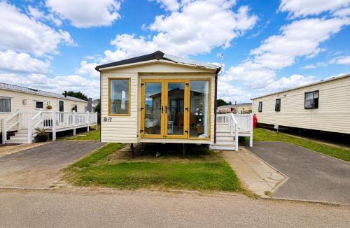 Harwich House | Great Caravan With Decking At Dovercourt Holiday Park Ref 44002F