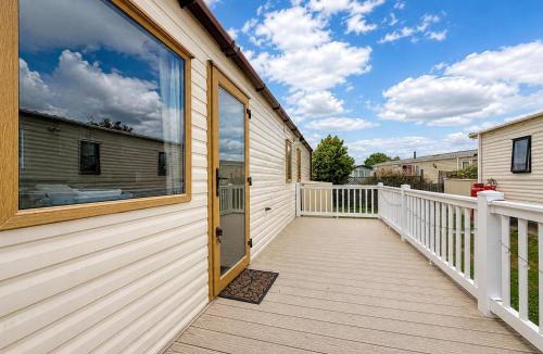 Harwich House | Great Caravan With Decking At Dovercourt Holiday Park Ref 44002F