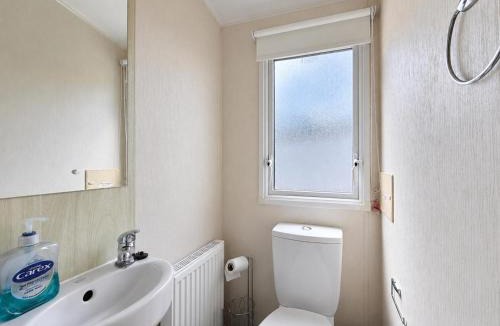 Harwich House | Great Caravan With Decking At Dovercourt Holiday Park Ref 44506F