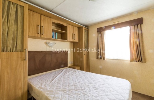 Lowestoft House | Great dog friendly caravan by the beach at North Denes in Suffolk ref 40097ND