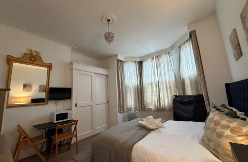 Wing Apartment | Great Studio Sheperds Bush London