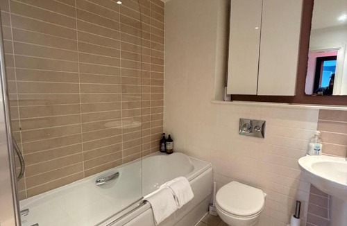 Century Wharf Apartment | Great Value Century Wharf Apartment Near Cardiff Bay with Off Road Parking