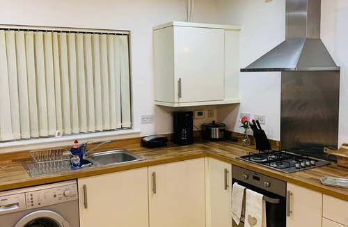 South Ockendon Apartment | Green Lantern, Private En-suite Double Room, Garden and Free Parking