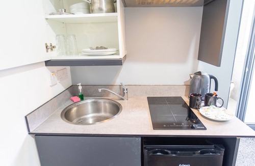 Selly Oak Apartment | Ground floor studio near QE with free parking!