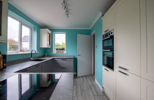 Rushden House | Group Accommodation | 8 Single Beds | Private Gated Property | On-Site Parking