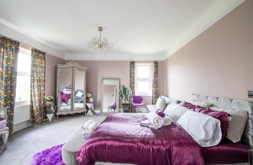Souldrop House | Group Accommodation - Rushden A6 Manor House - Private Gated -Sleeps 15 - Secure Parking