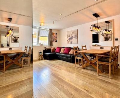 Andover Apartment | Group-Friendly Flat - 3 Beds, a Sofa Bed & Parking