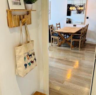 Andover Apartment | Group-Friendly Flat - 3 Beds, a Sofa Bed & Parking