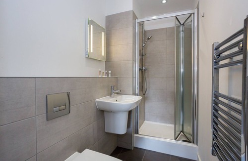 Trafford Apartment | GuestReady - Modern 2BR Flat in MCR