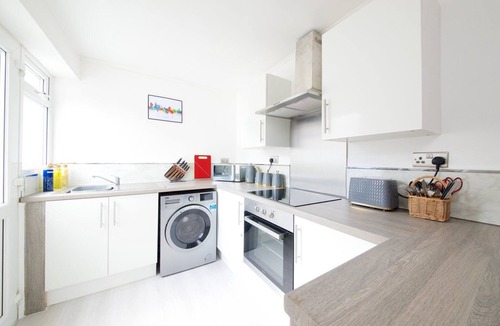 Liverpool Apartment | GuestReady - Modern 2BR Home by Anfield Stadium