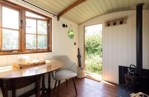 Emsworth House | Harbour Ranch Hut - Rustic Countryside Escape