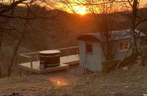 Knowstone Ski Chalet | Hawkings Hideaway