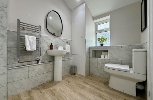 Dowlais Apartment | Hazel, Spacious 3-Bed Home