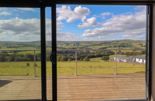 Sowerby Bridge Cottage | HEATH HIDEAWAY, pet friendly, with a garden in Ripponden