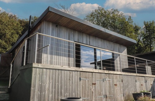 Sowerby Bridge Cottage | HEATH HIDEAWAY, pet friendly, with a garden in Ripponden