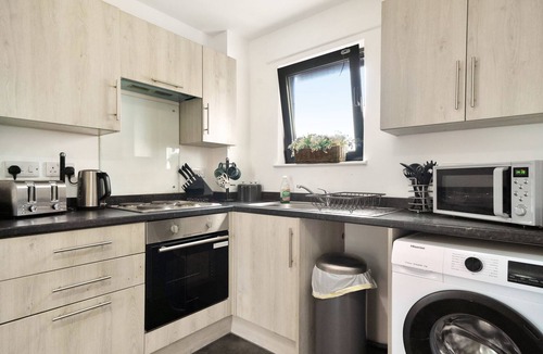 George Green Apartment | Heathrow Gateway Apartments with Private Parking 6