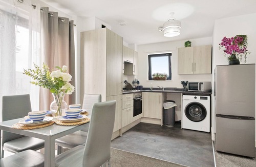 George Green Apartment | Heathrow Gateway Apartments with Private Parking 6