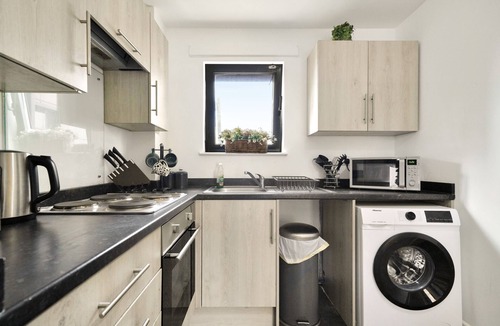 George Green Apartment | Heathrow Gateway Apartments with Private Parking 6