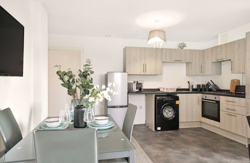 George Green Apartment | Heathrow Gateway Apartments with Private Parking17