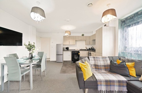 George Green Apartment | Heathrow Gateway Apartments with Private Parking17