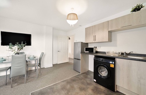 George Green Apartment | Heathrow Gateway Apartments with Private Parking17
