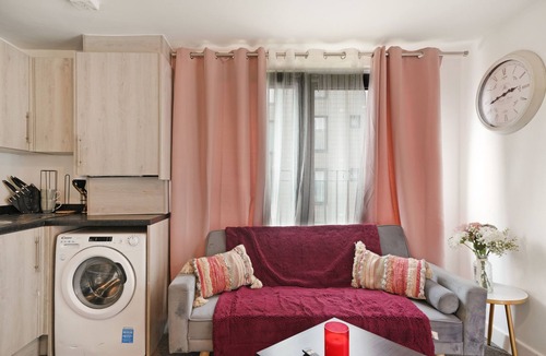 George Green Apartment | Heathrow Gateway Apartments with Private Parking33