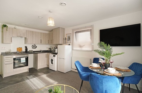 George Green Apartment | Heathrow Gateway Apartments with Private Parking35