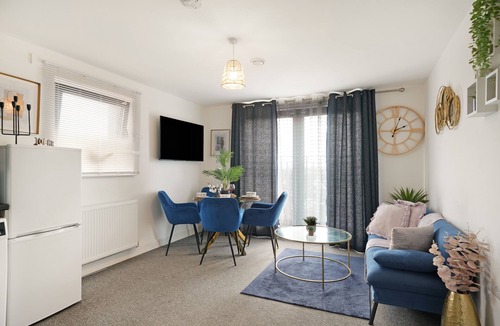 George Green Apartment | Heathrow Gateway Apartments with Private Parking35