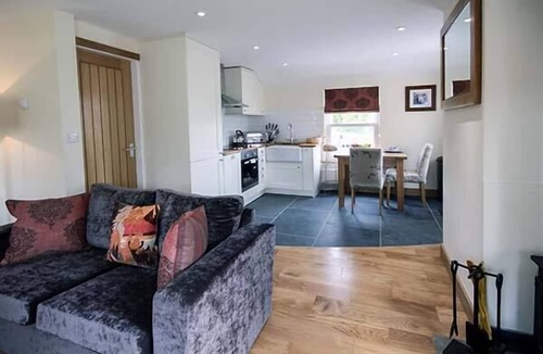 Torver Apartment | HERDWICK, pet friendly, with hot tub in Torver