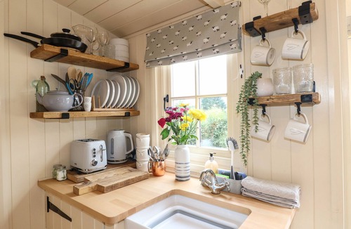 Ashbourne Cottage | HIGH GROUNDS SHEPHERD'S HUT, romantic, with hot tub in Ashbourne