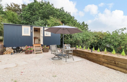 Ashbourne Cottage | HIGH GROUNDS SHEPHERD'S HUT, romantic, with hot tub in Ashbourne